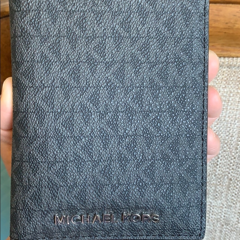 Sale ๐ Michael Kors Passport Holder Wallet case - Picture 11 of 12